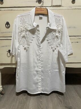 White Embroidered Floral Short Sleeve Blouse – Vintage Size Medium